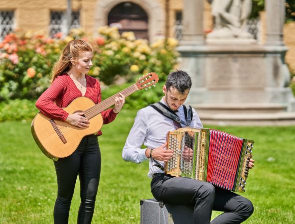 Hier sehen Sie Musiker am Kapellplatz