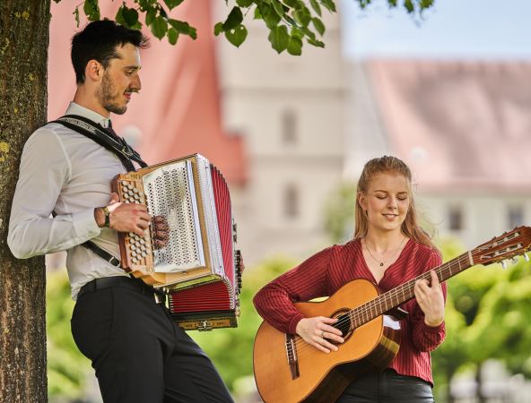 Hier sehen Sie Musiker am Kapellplatz