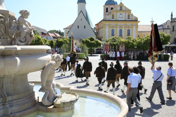 Die Fronleichnamsprozession über den Alöttinger Kapellplatz.