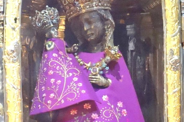 Das Altöttinger Gnadenbild in lila Kleid. 