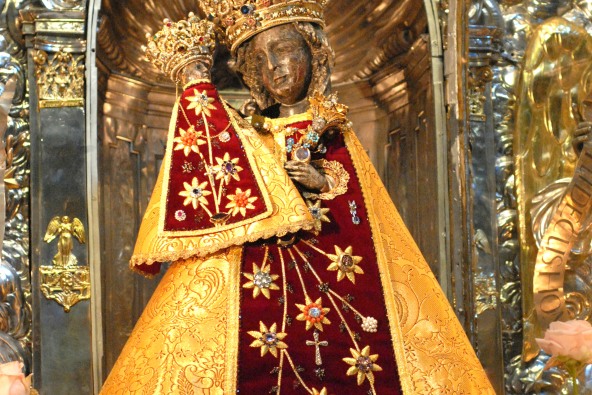 Das Altöttinger Gnadenbild mit prachtvollem gold-rotem Gewand. 