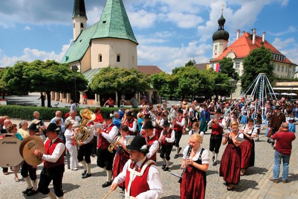 Eine Blaskapelle beim Einzug in die Altöttinger Hofdult, als sie gerade am Kapellplatz vorbeigehen.