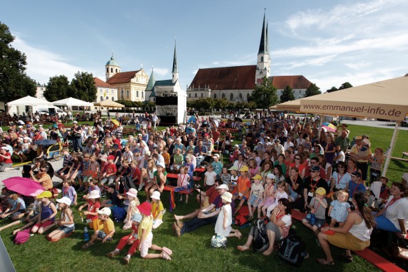 Das Internationale Forum der Gemeinschaft Emmanuel am Altöttinger Kapellplatz.