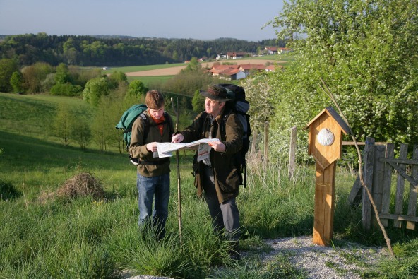 Eine kleine Pilgergruppe, die auf dem Jakobsweg Richtung Altötting pilgern.