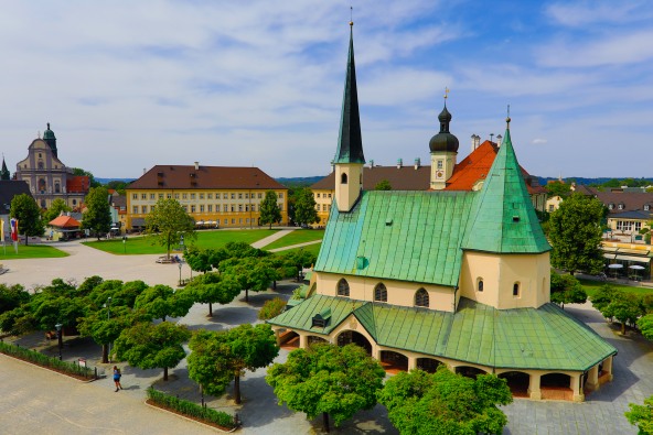 Eine Altöttinger Kapellplatzansicht von oben mit der Gnadenkapelle und der Schatzkammer im Hintergrund.