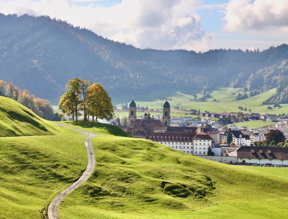 Hier sehen Sie das Kloster Einsiedeln im Herbst 