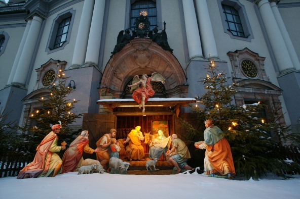 Die Weihnachtskrippe mit Schnee vor der Altöttinger Basilika St. Anna.