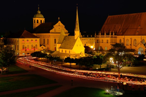 Die Lichterprozession am Altöttinger Kapellplatz rund um die Gnadenkapelle.