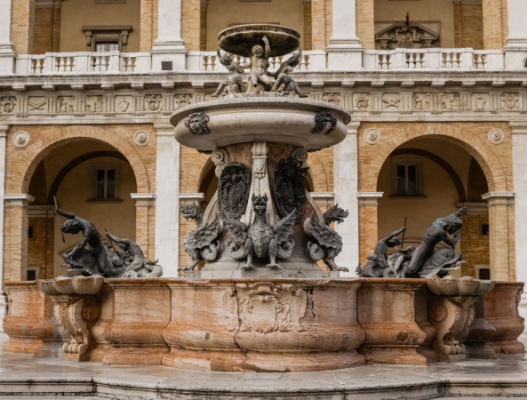 Hier sehen Sie einen Brunnen in Loreto