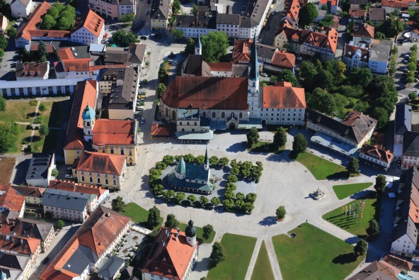 Eine Luftaufnahme des Altöttinger Kapellplatzes.