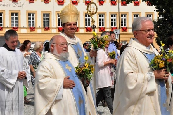 Die Prozession an Mariä Himmelfahrt am Altöttinger Kapellplatz mit den geistlichen.