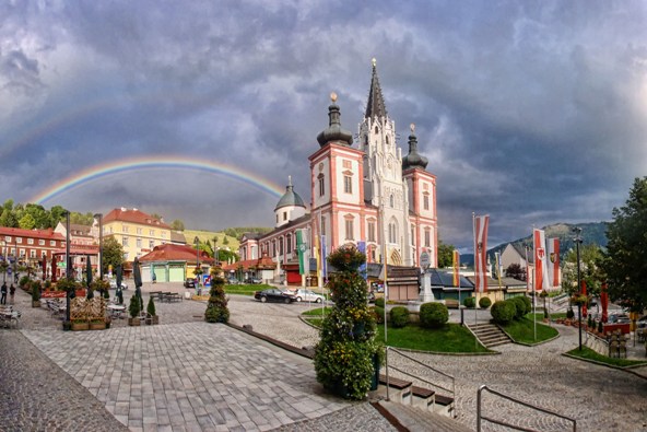 Wallfahrtskirche in Mariazell mit Regenbogen
