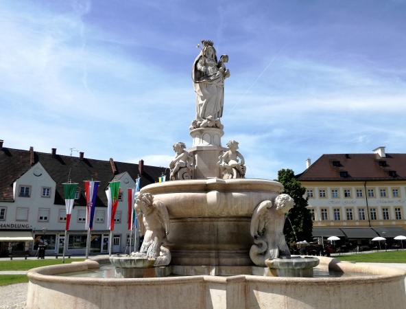 Hier sehen Sie den Marienbrunnen am Kapellplatz 