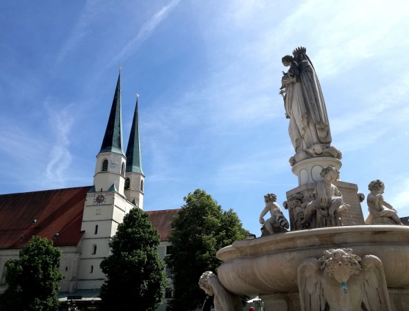 Hier sehen Sie den Marienbrunnen am Kapellplatz