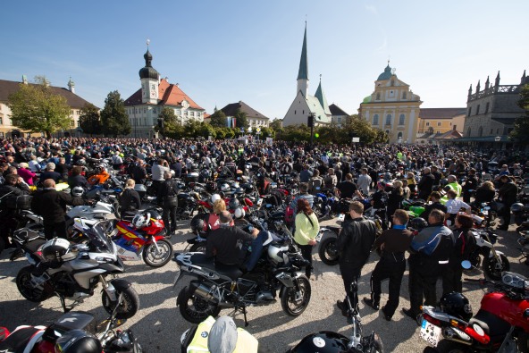 Die Motorradwallfahrt am Altöttinger Kapellplatz.