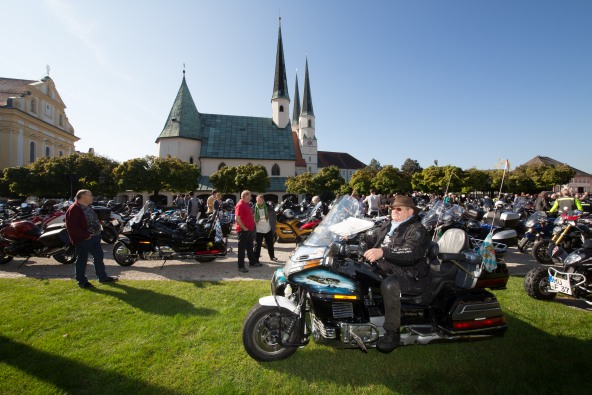 Die Motorradwallfahrt am Altöttinger Kapellplatz.