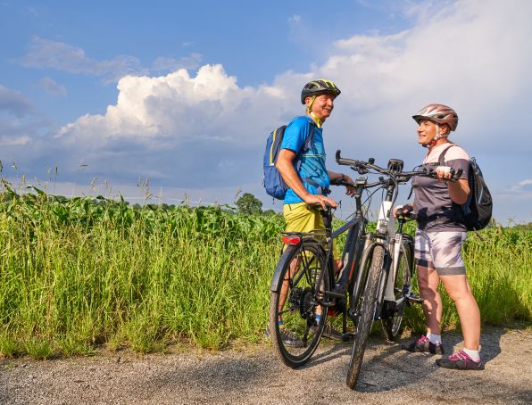 Hier sehen Sie zwei Fahrradfahrer