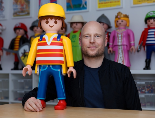Mier sehen Sie Oliver Schaffer mit einer großen Playmobil Figur
