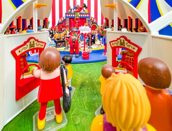 Playmobilfiguren gehen in einen Circus