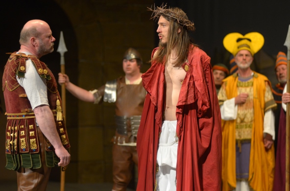 Sie sehen Jesus vor Pilatus aus dem Passionsspiel in Waal.