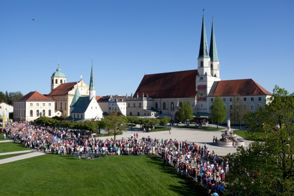 Ein Pilgereinzug auf den Altöttinger Kapellplatz.