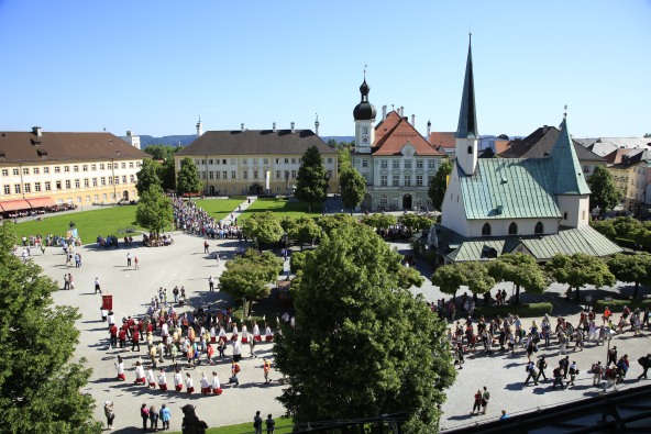 Ein Pilgereinzug auf dem Altöttinger Kapellplatz neben der Gnadenkapelle.