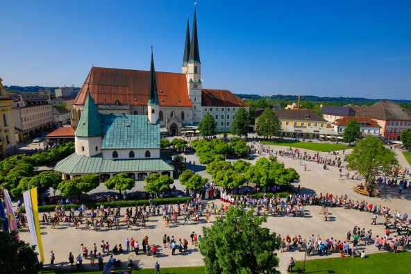 Der Pilgereinzug an Pfingsten auf den Altöttinger Kapellplatz.