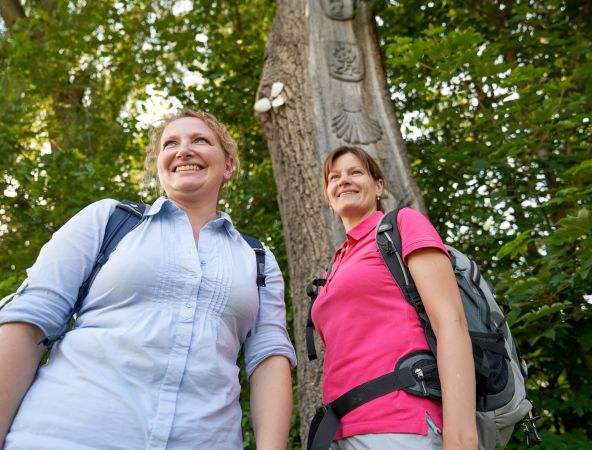 Hier sehen Sie zwei Pilger auf dem Kreuzweg von Heiligenstatt nach Altötting