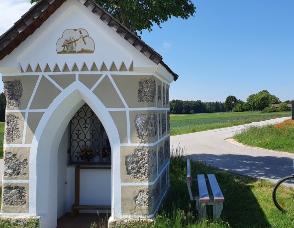 Hier sehen Sie eine kleine Kapelle am Land