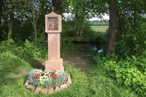 Hier sehen Sie eine Kreuzwegstation von Heiligenstatt nach Altötting die sich auch auf dem Jakobsweg und dem Benediktweg befinden