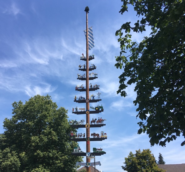 Maibaum in Kirchweihdach