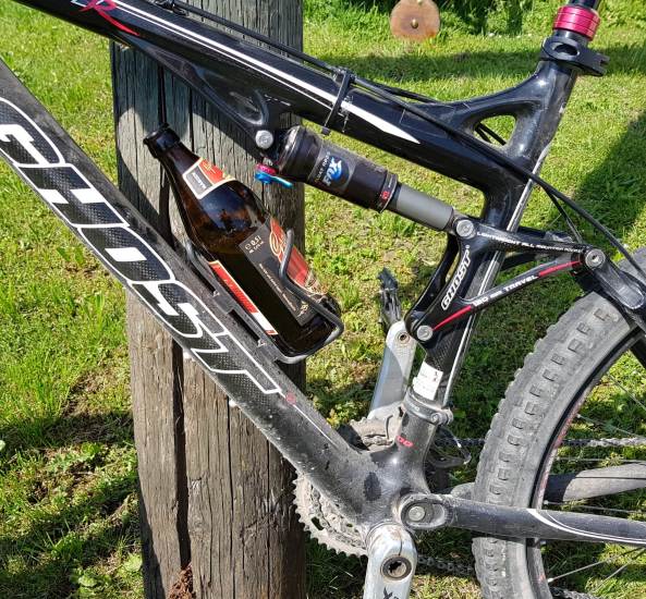 Mountainbike lehnt an Gartenzaun 