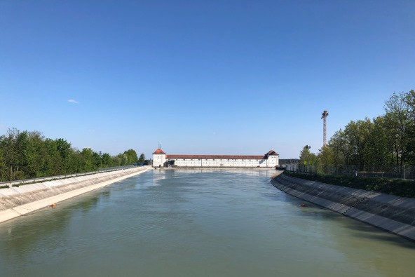 Das Innkraftwerk in Mührldorf bei Sonnenschein