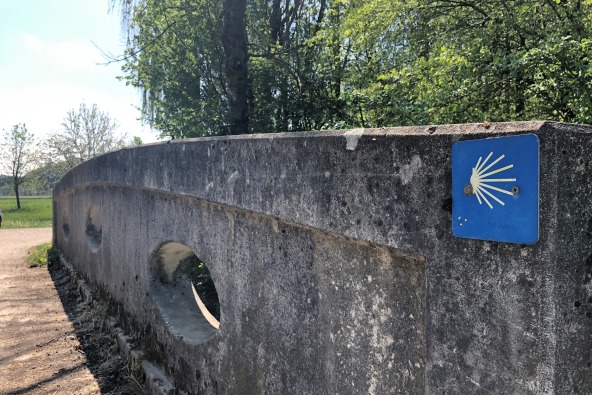 Hier sehen Sie ein Jakobsweg-Schild am Kreuzweg von Heiligenstadt nach Altötting