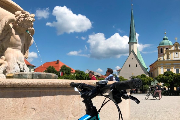 Hier sehen Sie den Marienbrunnen mit der Gnadenkapelle im Hintergrund