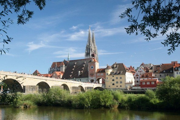 Der Blick auf den Regensburger Dom auf dem Wolfgangsweg in Richtung Altötting.