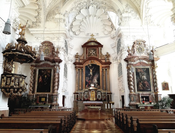 Hier sehen Sie den Altarraum in St. Magdalena