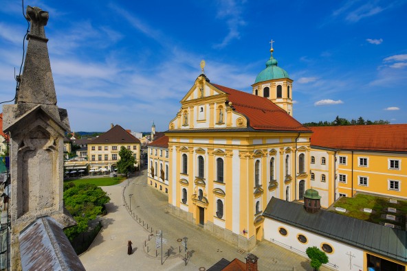 Die Aussenansicht der St. Madalena Kirche in Alötting.