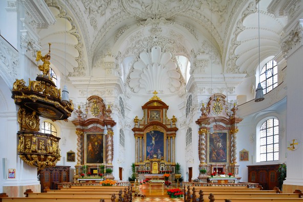 Eine Innenansicht der St. Magdalena Kirche in Altötting.