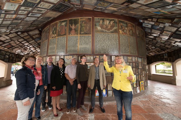 Verschiedene Votivtafeln werden im Gang der Gnadenkapelle bei einer Stadtführung in Altötting erklärt.