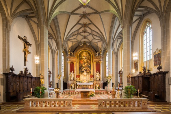 In der Altöttinger Stiftspfarrkirche wird der schöne Altarraum gezeigt. 