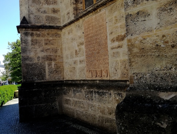 Hier sehen Sie das Polnische Wappen an der Stiftskirche