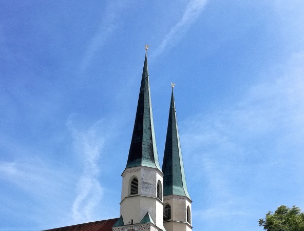 Hier sehen Sie die Gockel auf der Stiftskirche