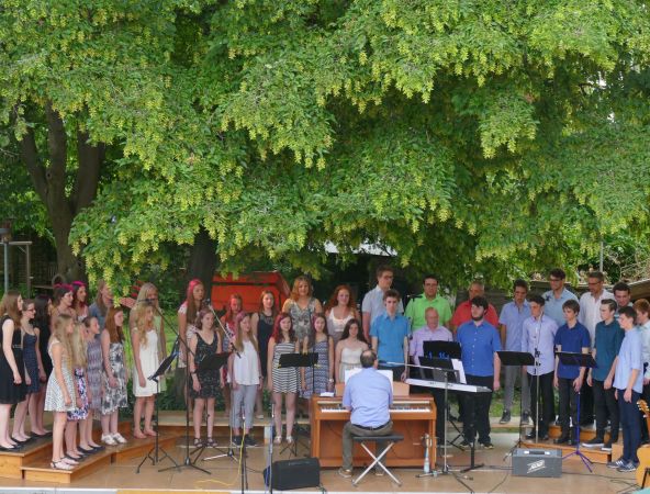 Hier sehen Sie ienen Chor bei Kultur im Park