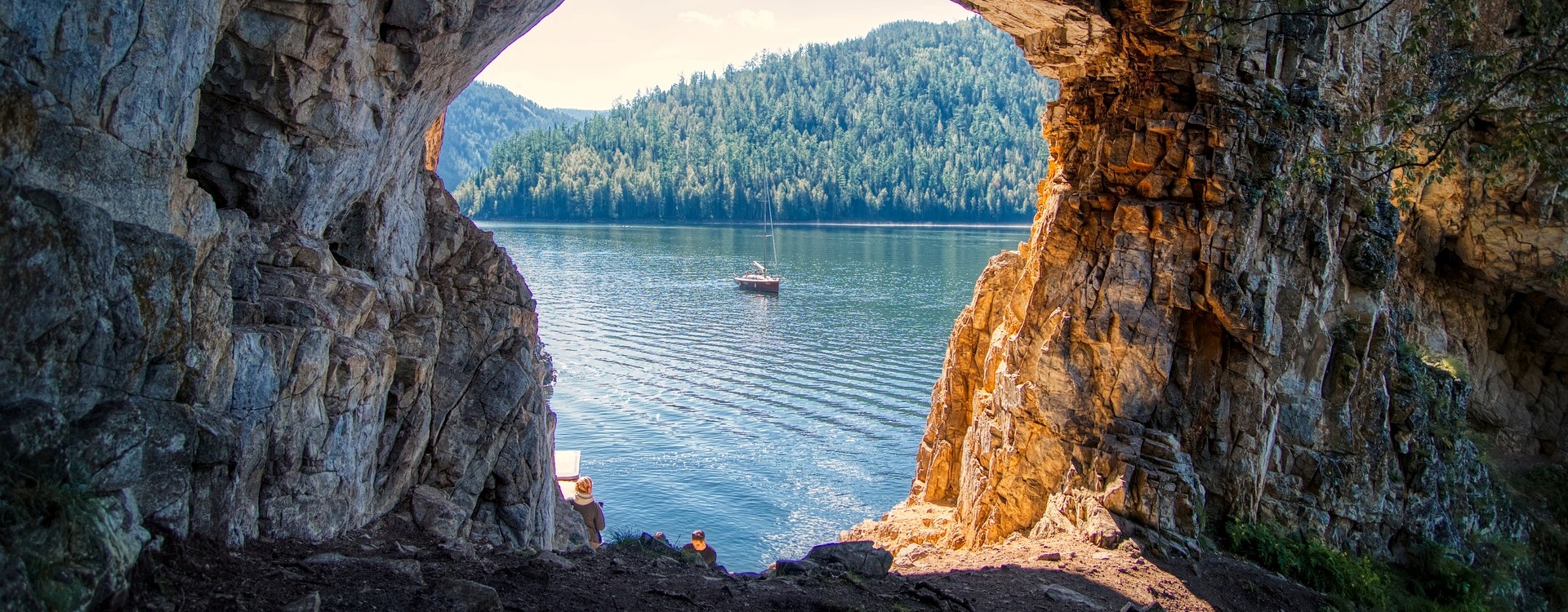 Schlucht mit Blick auf einen Gebirgsee 