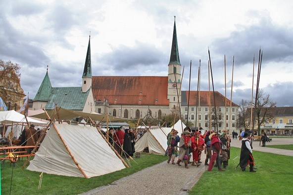 Der Tillymarkt in Altötting mit verschiedenen Gauklern.