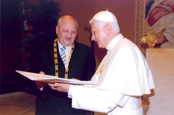 Der Papst Benedikt bekommt von dem Altöttinger Bürgermeister die Ehrenbürgerwürde verliehen.