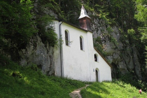 Die Falkenstein Kirche auf dem Wolfgangweg in Richtung Altötting.