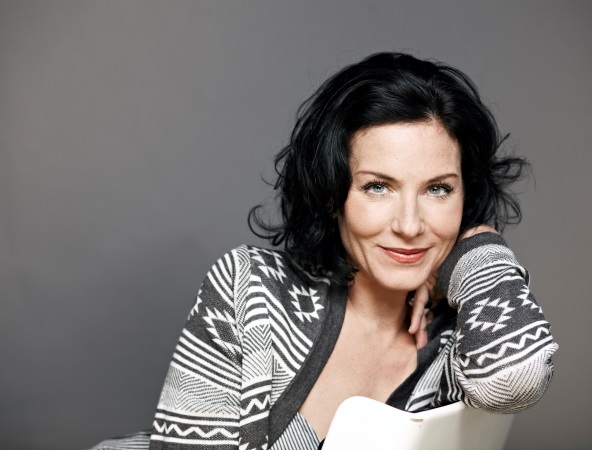 Marisa Burger vor grauem Hintergrund
