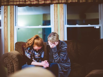 Zwei Frauen unterstützen sich gegenseitig in ihrer Trauer.